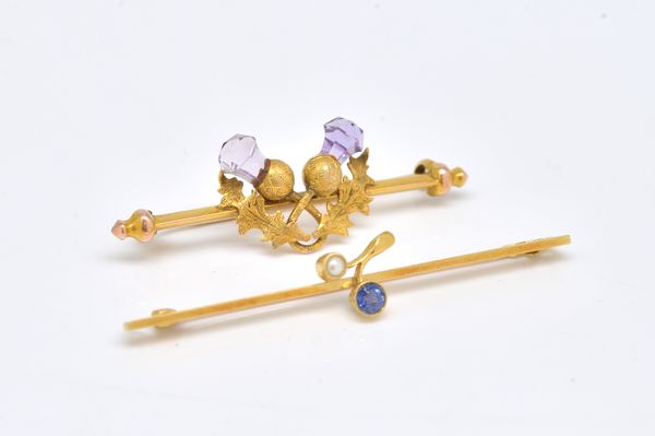 A GOLD, SAPPHIRE AND CULTURED PEARL BAR BROOCH AND A GOLD AND AMETHYST BROOCH (2)