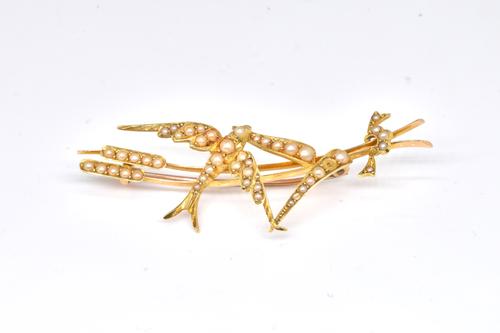 A GOLD AND SEED PEARL BROOCH