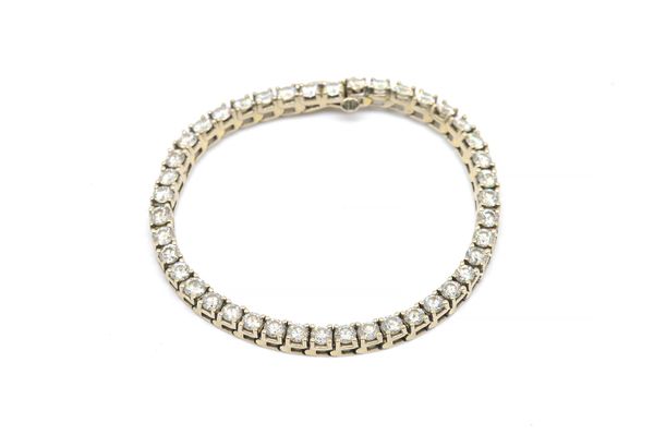 A WHITE GOLD AND DIAMOND BRACELET