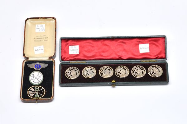 A GOLD AND ENAMEL BROOCH, A BADGE, A SILVER BENTLEY BROOCH AND A CASED SET OF SIX BUTTONS (4)