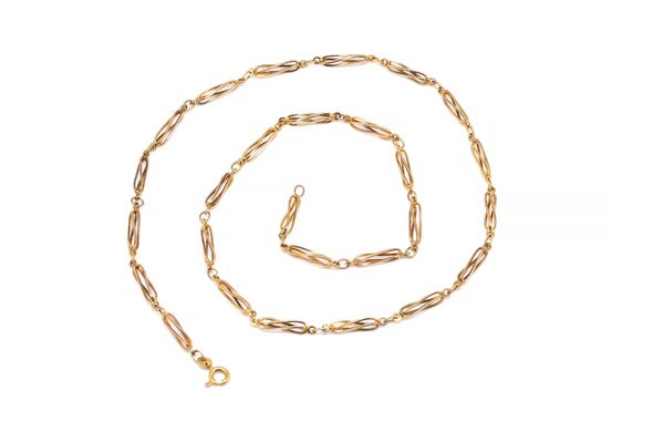 A 9CT GOLD NECKLACE IN A TWISTED BAR AND OVAL LINK DESIGN