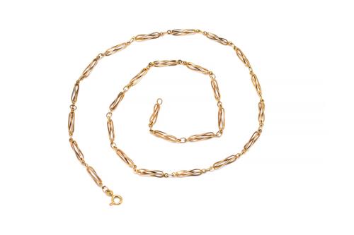 A 9CT GOLD NECKLACE IN A TWISTED BAR AND OVAL LINK DESIGN