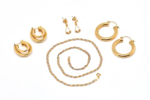 A 9CT THREE COLOUR GOLD NECKLACE AND THREE PAIRS OF GOLD EARRINGS (4)