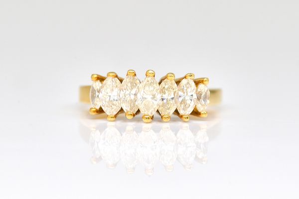 A GOLD AND DIAMOND SET SEVEN STONE RING