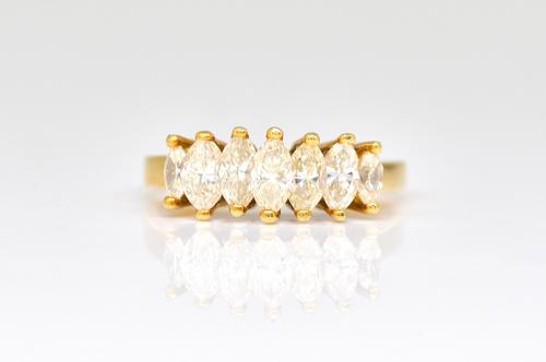 A GOLD AND DIAMOND SET SEVEN STONE RING