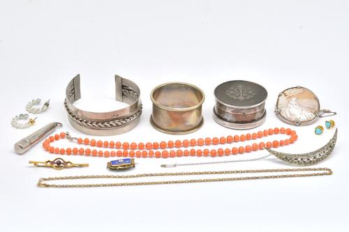 A SINGLE ROW NECKLACE OF CORAL BEADS AND SEED PEARLS AND FURTHER ITEMS (12)