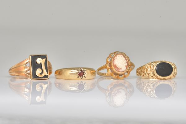 A 9CT GOLD AND SHELL CAMEO RING AND THREE FURTHER RINGS (4)