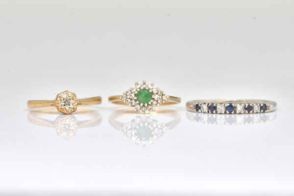 A 9CT GOLD, EMERALD AND DIAMOND CLUSTER RING AND TWO FURTHER RINGS (3)