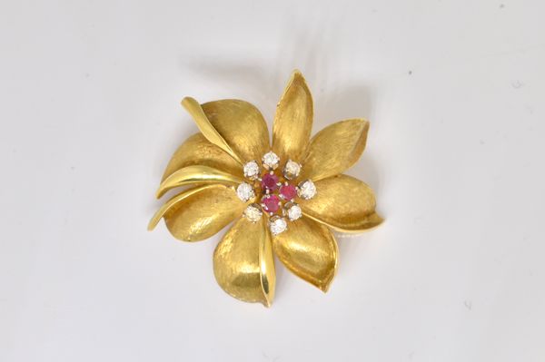 A GOLD, RUBY AND DIAMOND FLOWERHEAD BROOCH, DETAILED 750