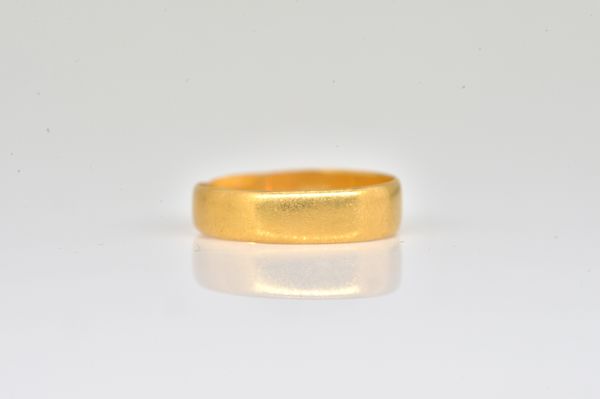 A VICTORIAN 22CT GOLD WEDDING RING