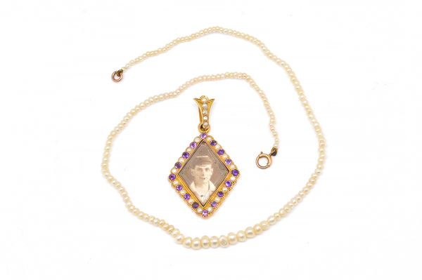 A GOLD, AMETHYST AND SEED PEARL PENDANT LOCKET AND A SINGLE ROW SEED PEARL NECKLACE (2)