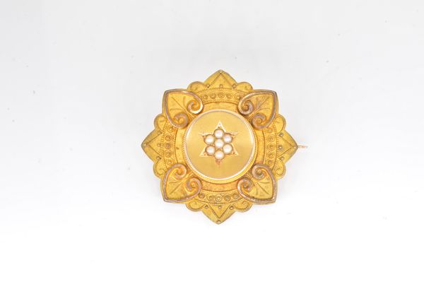 A 15CT GOLD AND SEED PEARL BROOCH