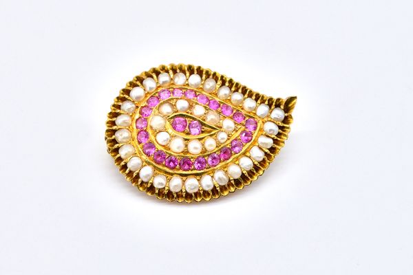 A GOLD, CULTURED PEARL AND RED GEM SET BROOCH