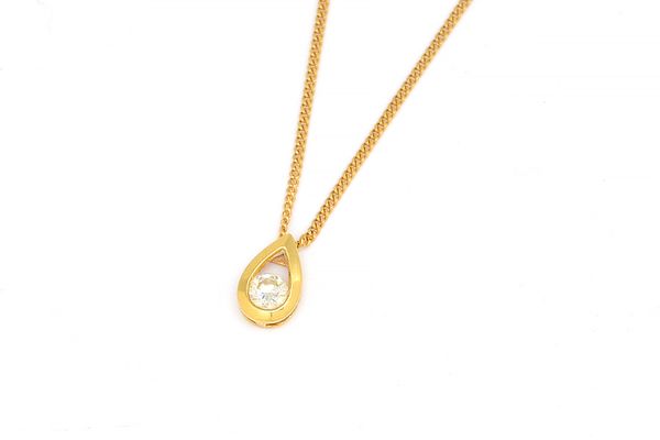 A GOLD AND DIAMOND SINGLE STONE DROP SHAPED PENDANT WITH A NECKCHAIN