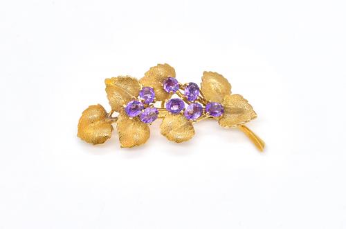 A GOLD AND AMETHYST BROOCH