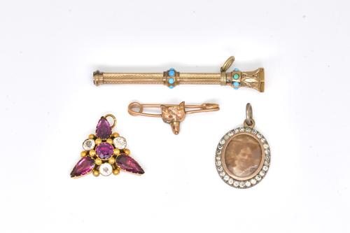 A 9CT GOLD FOXES MASK BROOCH, A PENCIL AND TWO PENDANTS (4)