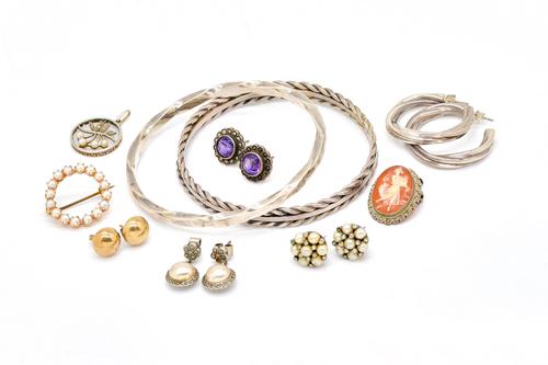 A 9CT GOLD AND CULTURED PEARL BROOCH AND NINE FURTHER ITEMS OF JEWELLERY (10)