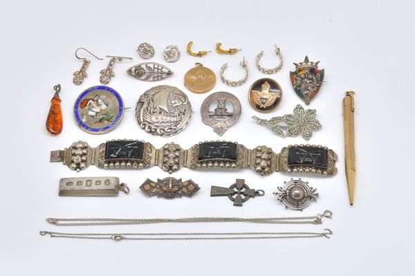 A SCOTTISH STYLE SILVER BROOCH AND FURTHER ITEMS (21)