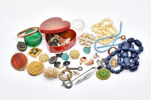 A 9CT GOLD OVAL HINGED BANGLE AND FURTHER MOSTLY COSTUME JEWELLERY (QTY)