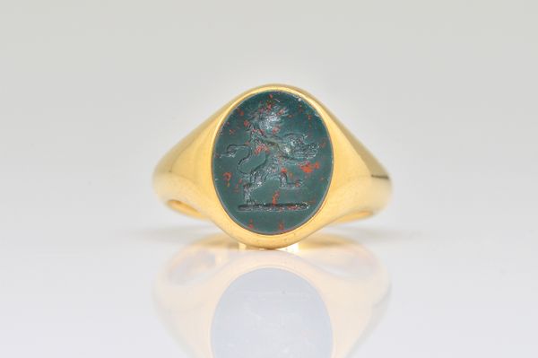 AN 18CT GOLD AND BLOODSTONE OVAL SIGNET RING