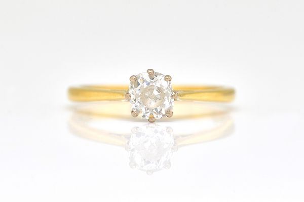 A GOLD AND DIAMOND SINGLE STONE RING