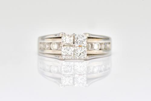 A WHITE GOLD AND DIAMOND RING