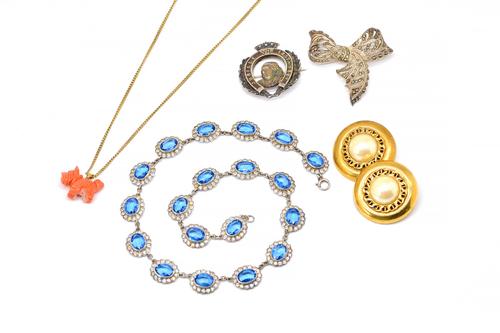 A CORAL DOG PENDANT WITH A GOLD NECKCHAIN AND FOUR FURTHER ITEMS (5)