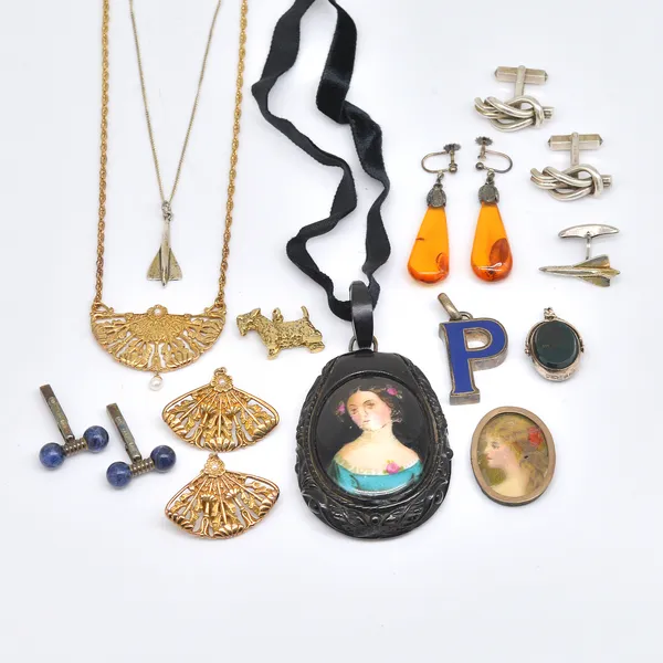A COLLECTION OF JEWELLERY (11)