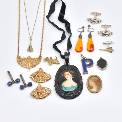 A COLLECTION OF JEWELLERY (11)