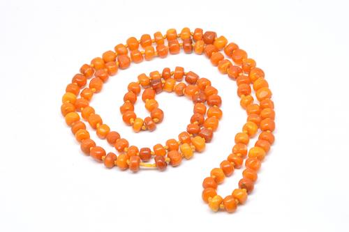 AN AMBER BEAD NECKLACE