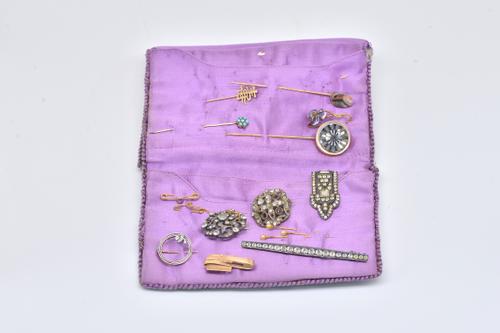 A COLLECTION OF JEWELLERY (15)