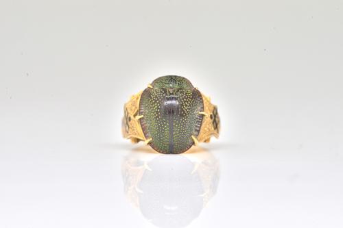 A VICTORIAN GOLD AND BLACK ENAMELLED RING