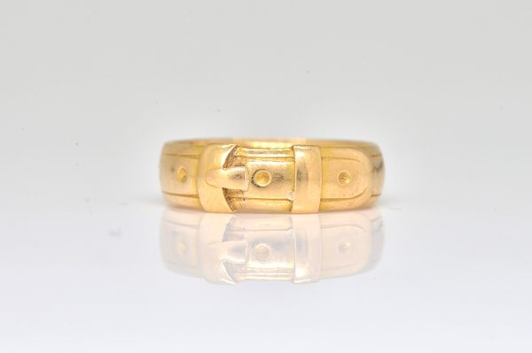 A VICTORIAN 18CT GOLD RING IN A BUCKLE AND STRAP DESIGN