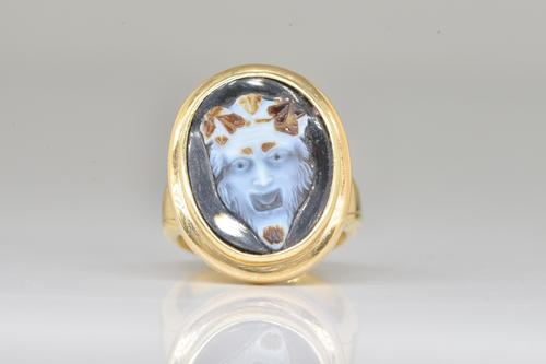 A GOLD AND SARDONYX CAMEO RING