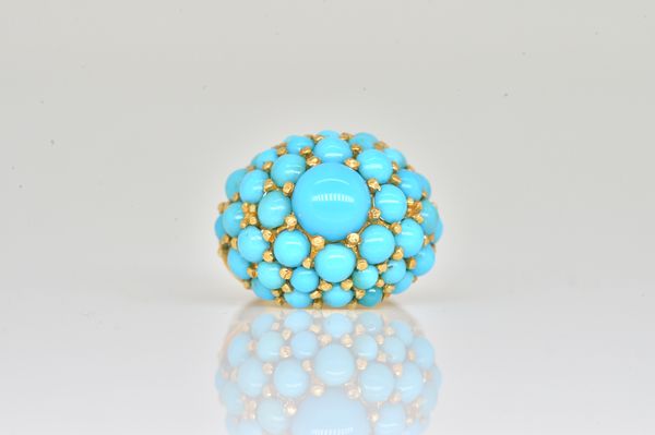 A GOLD, TURQUOISE AND SAPPHIRE RING
