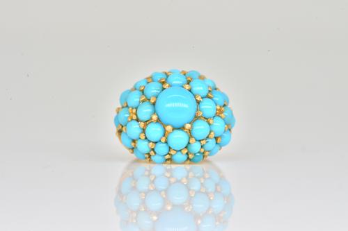 A GOLD, TURQUOISE AND SAPPHIRE RING
