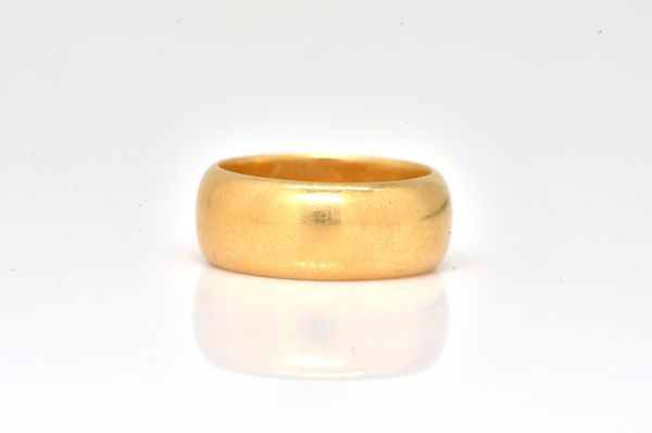 A LATE VICTORIAN 18CT GOLD WEDDING RING