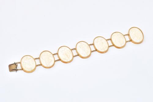 A GOLD AND WHITE PARIAN WARE CAMEO LINK BRACELET