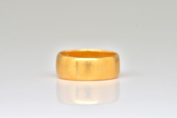 A 22CT GOLD WEDDING RING