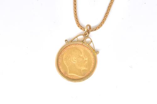 AN EDWARD VII HALF SOVEREIGN PENDANT WITH A 9CT GOLD NECKCHAIN