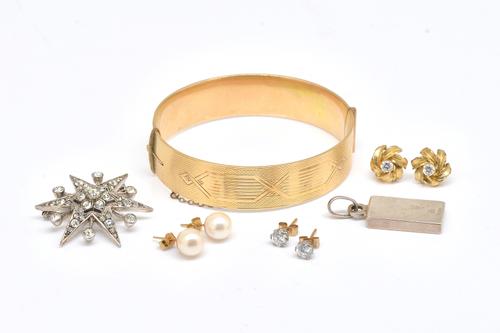 THREE PAIRS OF EARSTUDS AND THREE FURTHER ITEMS (6)