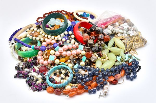 A COLLECTION OF COSTUME JEWELLERY (QTY)