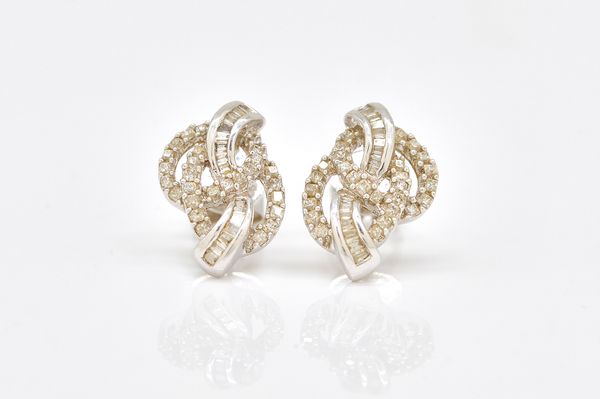 A PAIR OF 18CT WHITE GOLD AND DIAMOND EARSTUDS