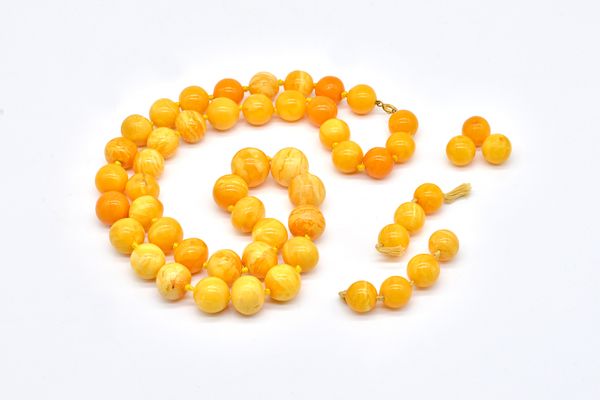 A SINGLE ROW NECKLACE OF SPHERICAL AMBER BEADS