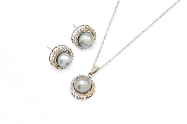 A WHITE GOLD, GREY TINTED CULTURED PEARL AND DIAMOND PENDANT AND A MATCHING PAIR OF EARSTUDS (3)