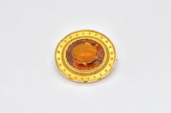A GOLD AND CITRINE OVAL BROOCH