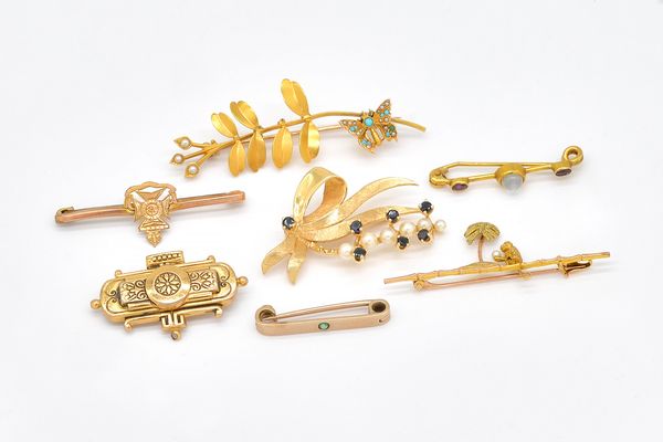 A GOLD, SAPPHIRE AND CULTURED PEARL BROOCH AND SIX FURTHER BROOCHES (7)
