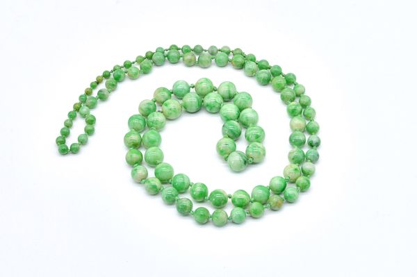 A SINGLE ROW NECKLACE OF JADE BEADS