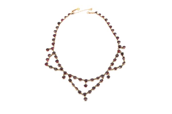 A GOLD AND GARNET NECKLACE