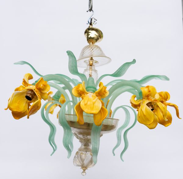 A VENETIAN MURANO GLASS EIGHT LIGHT CHANDELIER